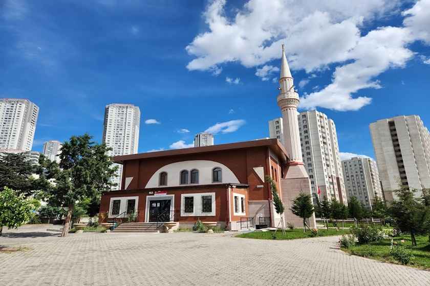 مسجد محمد آکف ارصوی آنکارا . منبع عکس: گوگل مپ. عکاس: Mehmet Tr