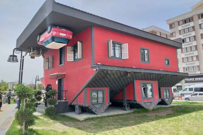 خانه وارونه وان