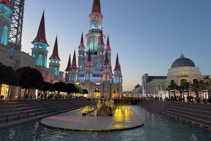 مرکز خرید لند آو لجندز آنتالیا. منبع عکس: گوگل مپ. عکاس: Sebastian Widak