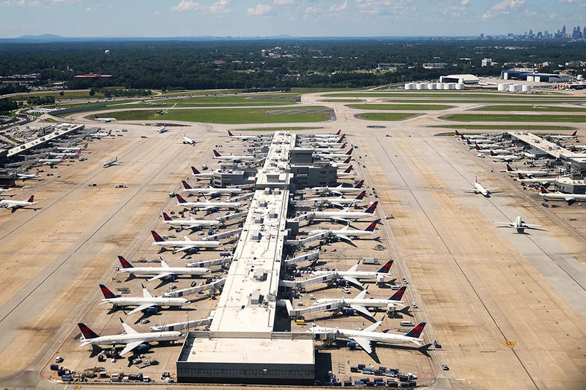 هواپیماها در فرودگاه. منبع عکس: وبسایت britannica.com. عکاس: نامشخص