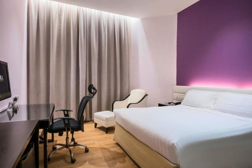 Furama City Centre Singapore - Superior Double or Twin Room with Rollaway Bed