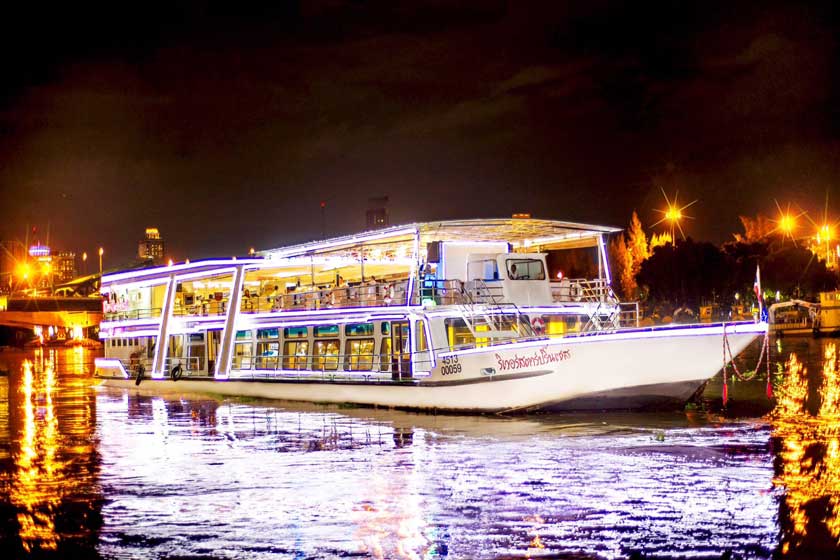 کشتی‌های کروز در خلیج فانگ نگا. منبع عکس: وبسایت oh-hoo.com. عکاس: نامشخص