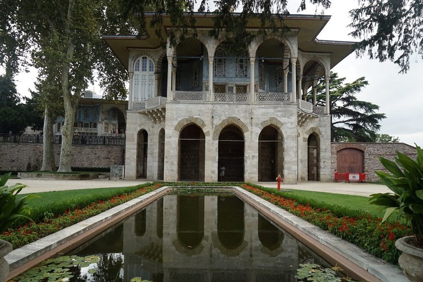 حیاط چهارم (باغ‌ها و عمارت‌ها)