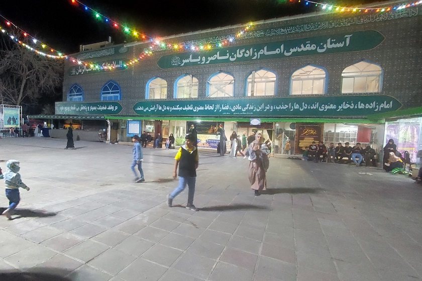 حال و هوای شبانه صحن امامزادگان یاسر (ع) و ناصر (ع) طرقبه. منبع عکس: گوگل مپ. عکاس: مهدی