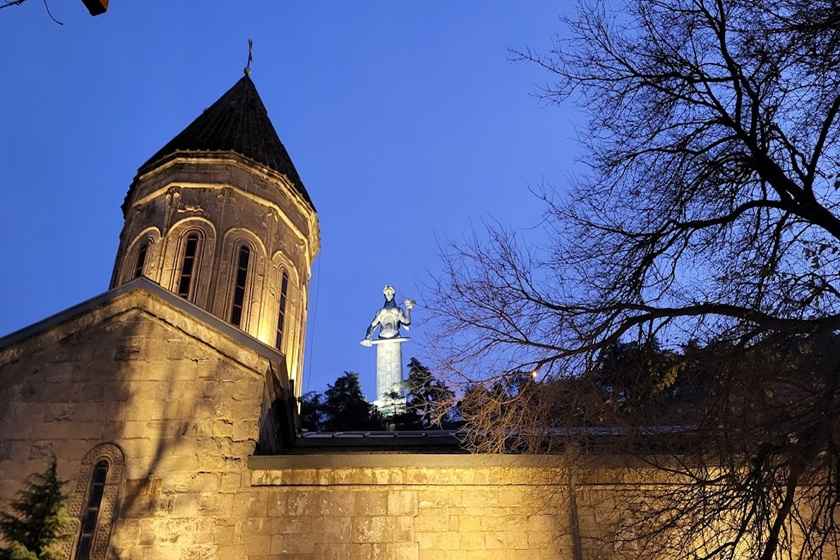 مجسمه مادر گرجستان. منبع عکس: گوگل مپ. عکاس: Lidia Marek