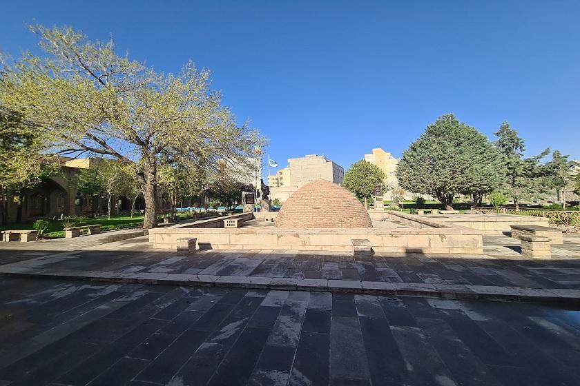 مقبره دو کمال تبریز. منبع عکس: گوگل‌مپ. عکاس: امیر حسینی