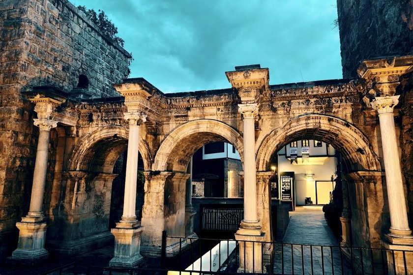 دروازه هادریان آنتالیا. منبع عکس: گوگل مپ. عکاس: Cai Xuefeng