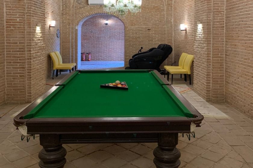 هتل بوتیک قهرمانی قزوین - میز بیلیارد