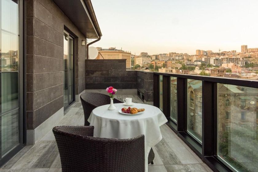 Dave Hotel Yerevan - Suite with Balcony