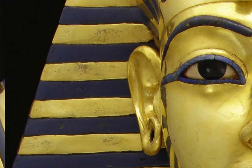 نگاه نافذ و سنگ‌های قیمتی