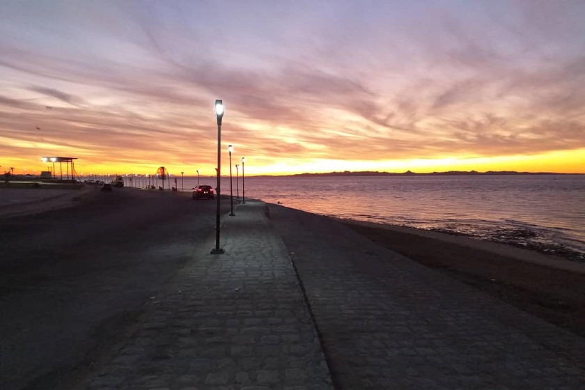 پارک ساحلی آفتاب قشم.  منبع عکس: گوگل‌مپ. عکاس: امیدرضا بیگمان