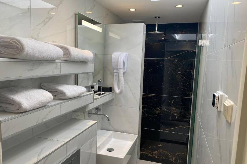 Alp Hotel - Twin Room with Balcony