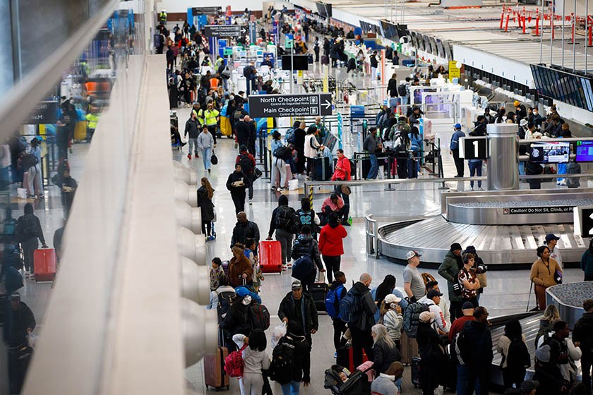 مسافران در فرودگاه. منبع عکس: وبسایت edition.cnn.com. عکاس: نامشخص