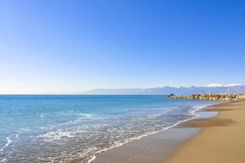 ساحل لارا. منبع عکس: گوگل مپ. عکاس: Kamila Valentova