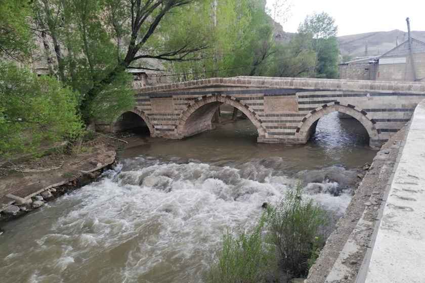 پل سنگی هوشاپ وان