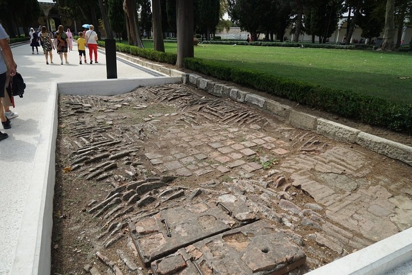 حیاط دوم (دروازه میانی / میدان دیوان)