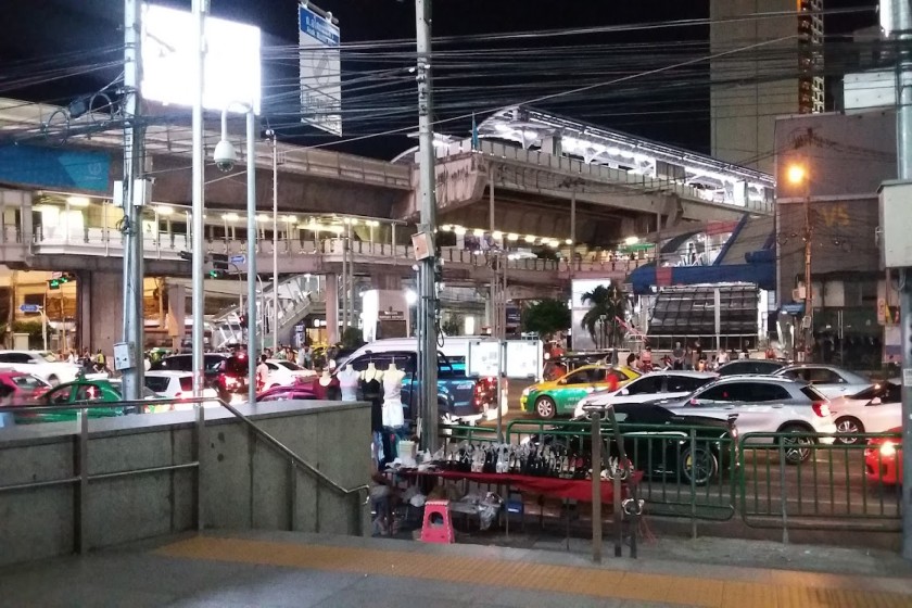 خیابان سوخومویت بانکوک. منبع عکس: گوگل‌مپ. عکاس: Luigi Biasion