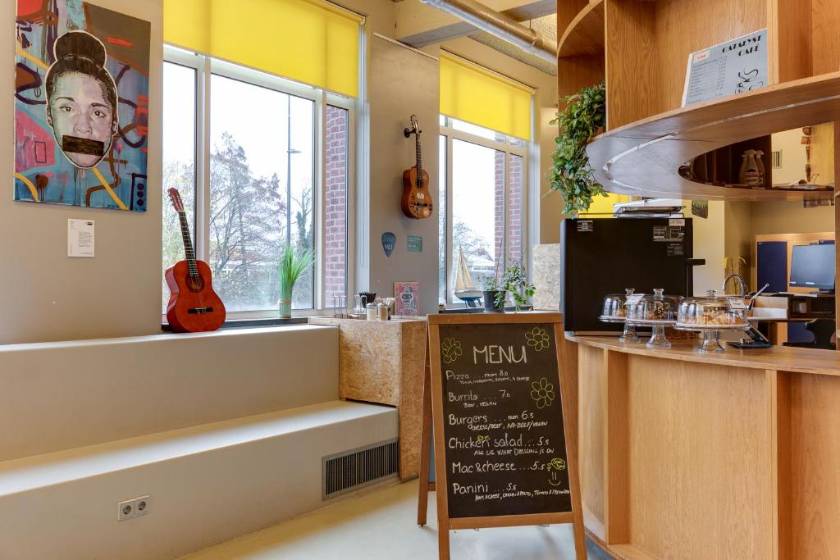 ClinkNOORD Hostel - cafe
