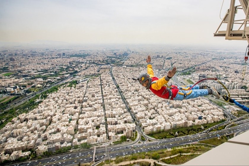 پرواز در آسمان برج میلاد