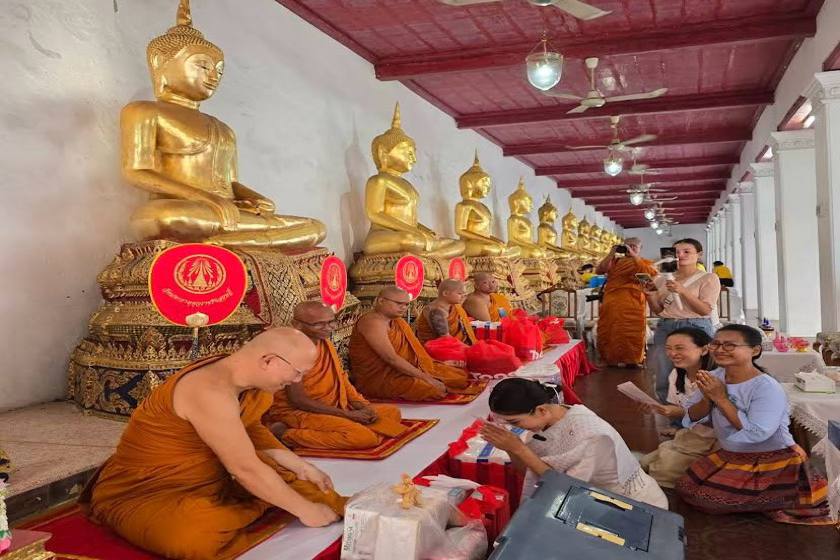 مدیتیشن در معبد بانکوک. منبع عکس: گوگل مپ. عکاس: Chatchai Noijinda