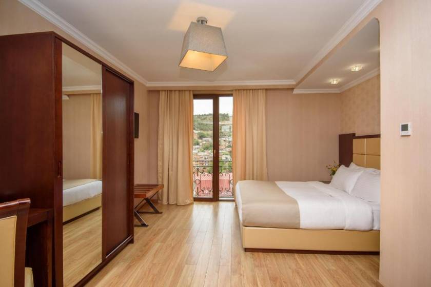 KMM Hotel - Double Room with Mountain View