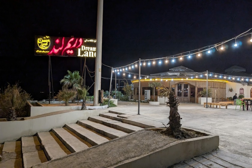 کافه ساحلی قشم.  منبع عکس: گوگل‌مپ. عکاس: مهدی شفیعی