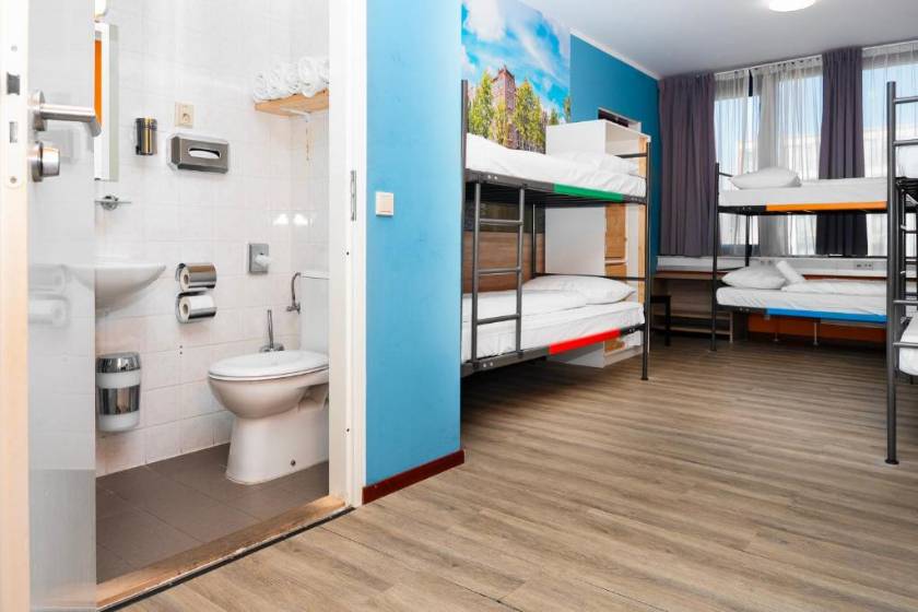 Amsterdam Teleport Hotel - Budget 8-Person Studio with Private External Bathroom