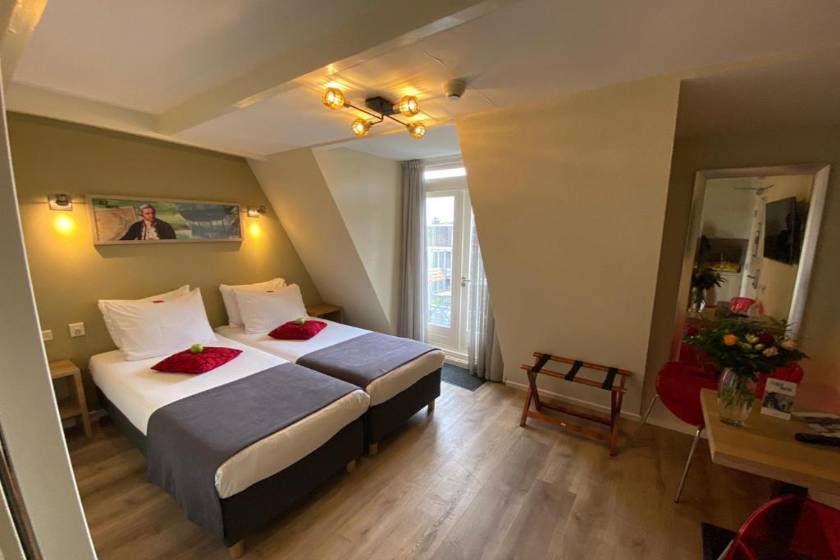 Alp Hotel - Twin Room with Spa Bath, Balcony and Garden View