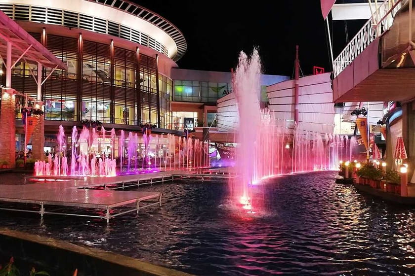 گشت‌و‌گذار در مراکز خرید و تماشای اجراهای رایگان