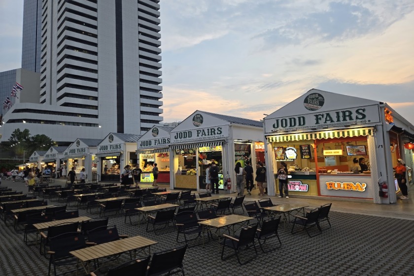 بازار شبانه جاد فیرز بانکوک . منبع عکس: گوگل‌مپ. عکاس: Xiangyu Lin