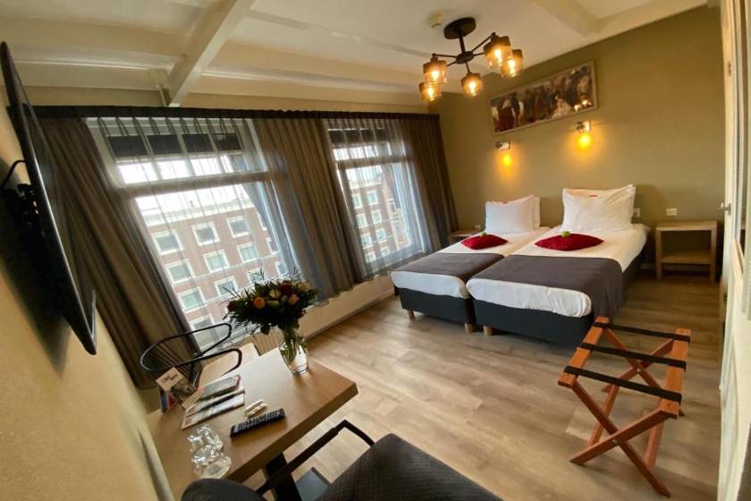 Alp Hotel - Twin Room with Spa Bath, Balcony and Garden View