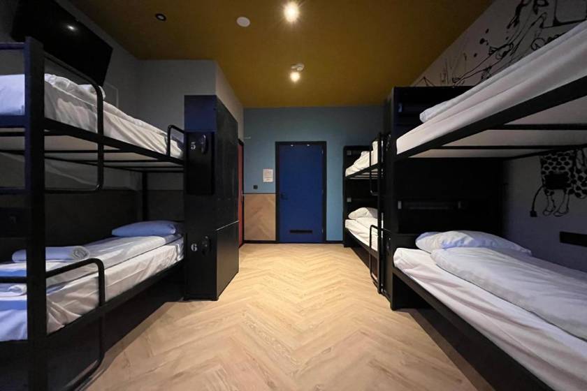 Heart of Amsterdam Hostel - Private Room (8 Adults)