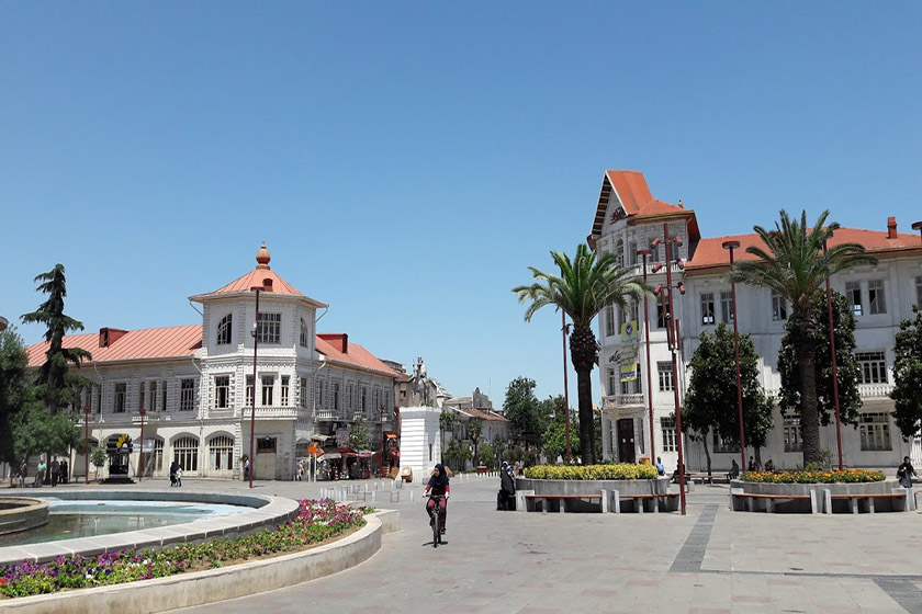 میدان شهرداری رشت. منبع عکس: گوگل مپ، عکاس: Behzad Gholizadeh