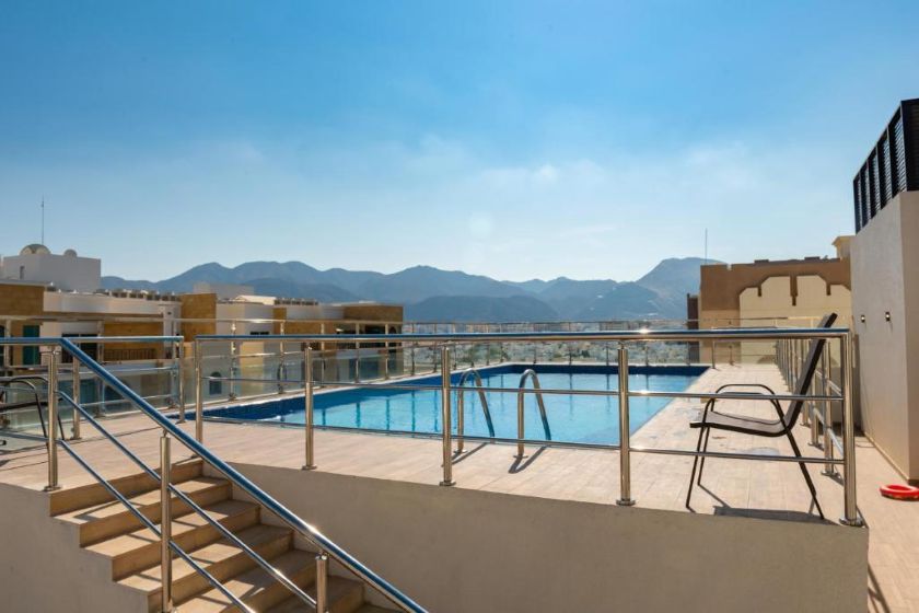Royal Crown Hotel muscat - pool
