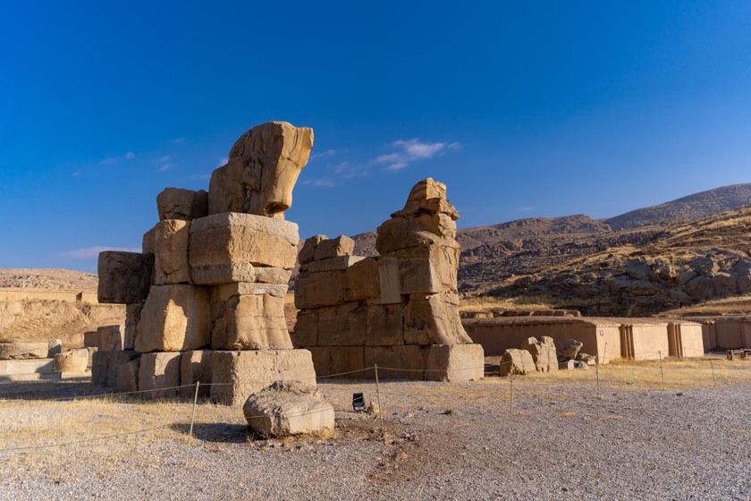 نقش برجستههای دروازه نیمهتمام