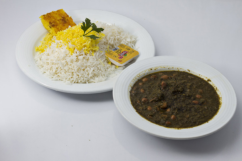 خورش قرمه سبزی. منبع عکس: وبسایت کافه رستوران جوان. عکاس: نامشخص