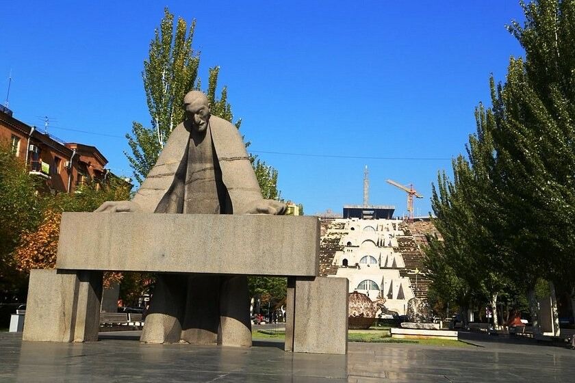 مجسمه الکساندر تامانیان (Alexander Tamanian Statue)