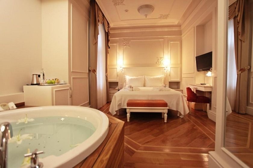 Corinne Art & Boutique Hotel Istanbul - Classic Room with Hot Tub