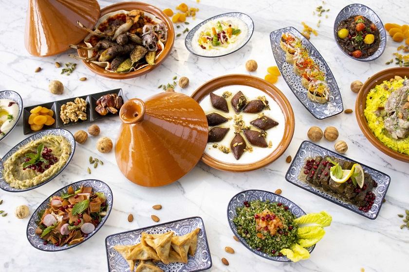 غذاهای مختلف در سفره افطار. منبع عکس: وب‌سایت Sofitel-Dubai-Jumeirahbeach.Com، عکاس: نامشخص