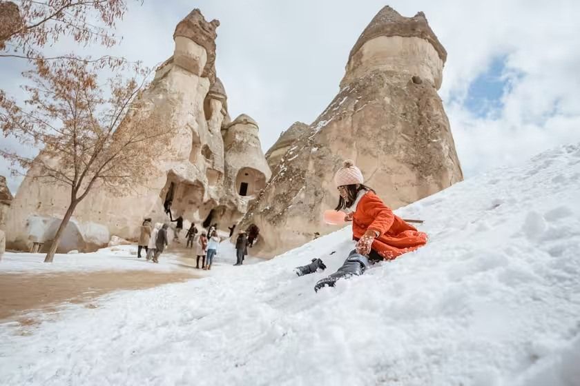 ۱. کاپادوکیا، ترکیه (Cappadocia, Turkey)؛ بهترین مکان برای تماشای برف و کاوش‌های زیرزمینی