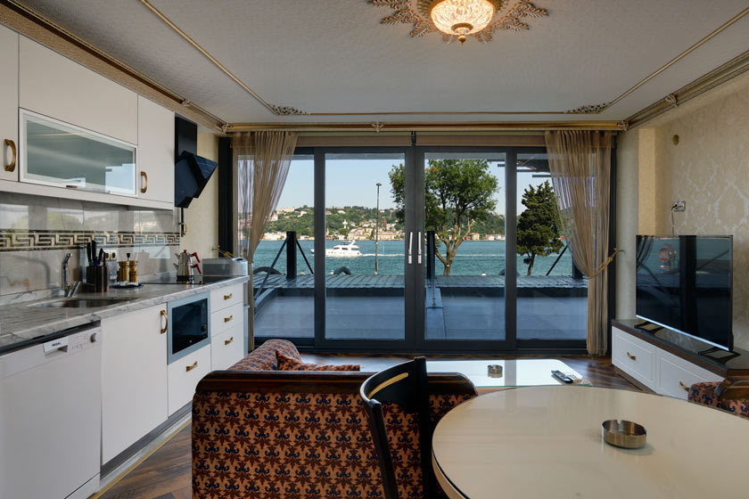  Emirganli Suites Istanbul - Premium Condo, 1 Bedroom, Sea View, Beachfront