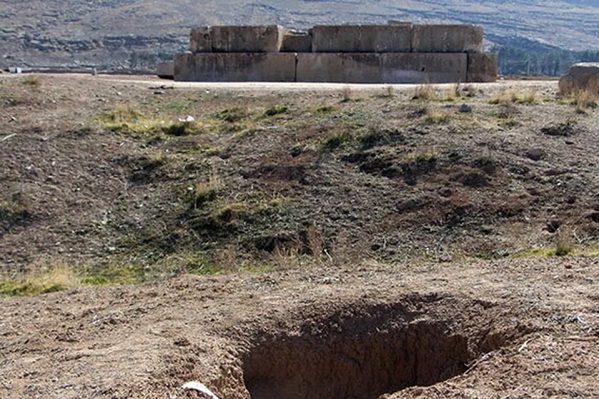 تخریب گسترده تخت گوهر، بنای ۲۵۰۰ ساله هخامنشیان، با هدف کشف گنج