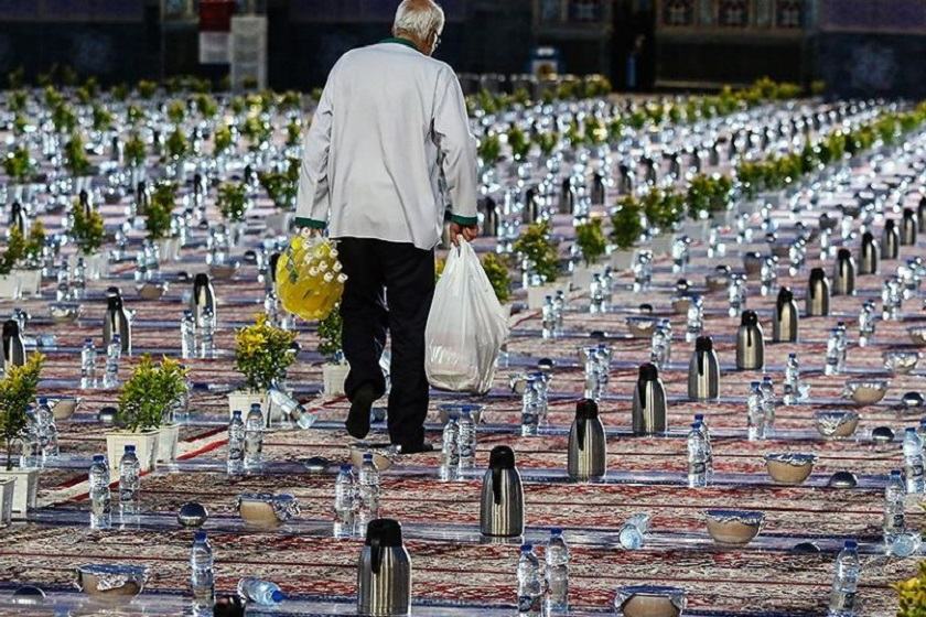 افطار دسته جمعی. منبع عکس: وب‌سایت Alef.Ir، عکاس: نامشخص