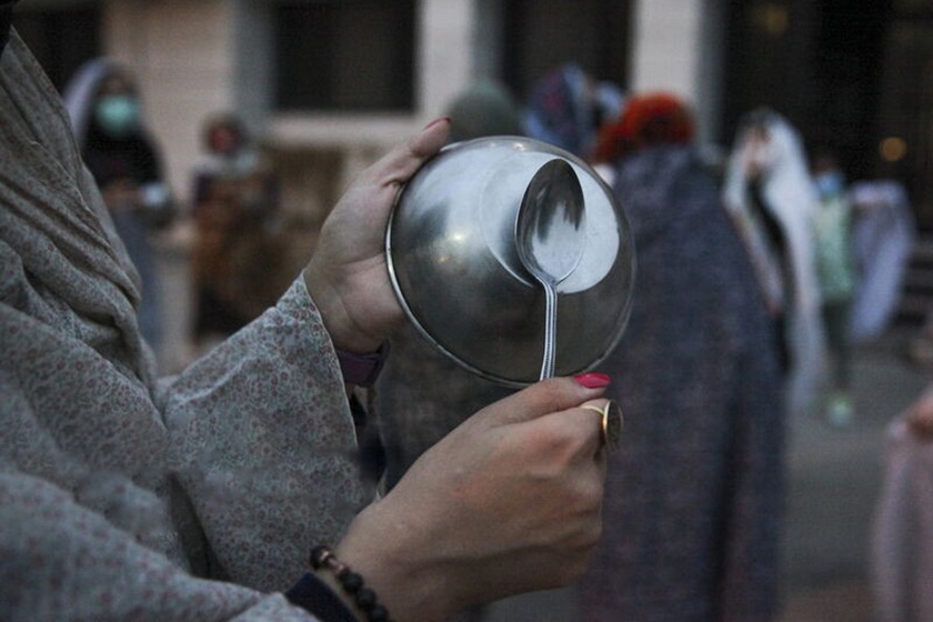 قاشق زنی چهارشنبه سوری. منبع: hamshahrionline، عکاس: نامشخص