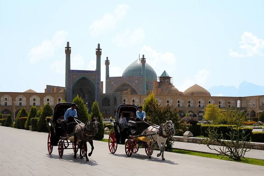 درشکه سواری در محوطه میدان نقش جهان