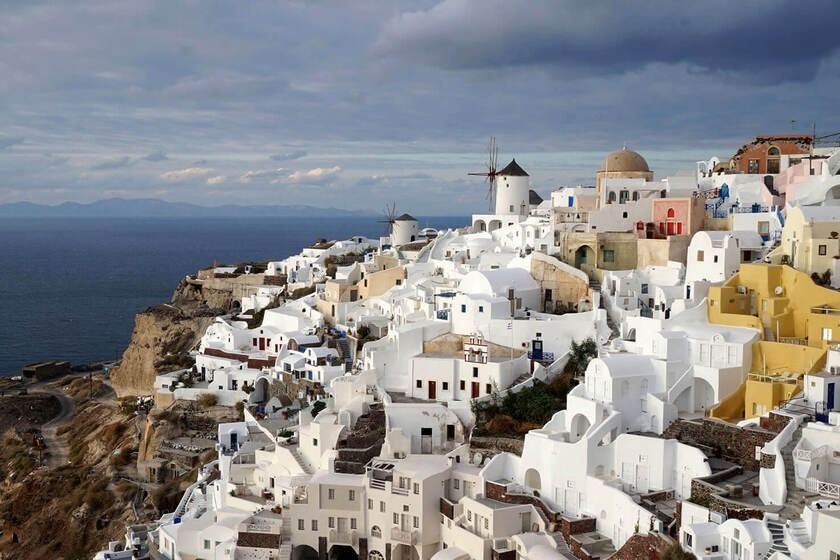 ۸. سانتورینی، یونان (Santorini. Greece)؛ بهترین مکان برای تجربه‌ای آرامش‌بخش در جزیره‌ یونانی خلوت