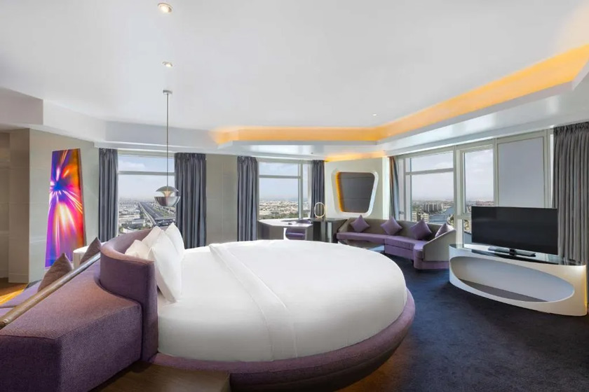 V Hotel Dubai, Curio Collection by Hilton Dubai - Round Bed Valor Suite