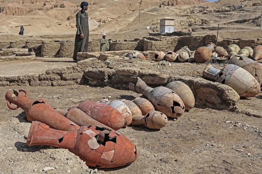 اشیای کشف شده در شهر طلایی ۳ هزار ساله مصر. منبع عکس وب سایت Daily Sabah. عکاس نامشخص