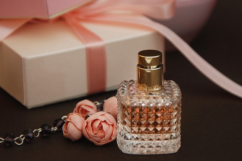 تصویر عطر لوکس صورتی. منبع عکس: وب‌سایت Cosmetic Executive Women، عکاس نامشخص