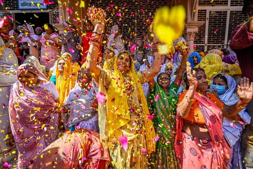 پاشیدن گل در معبدها در فستیوال هولی. منبع: Nationalgeographic. عکاس: Ajay Aggarwal